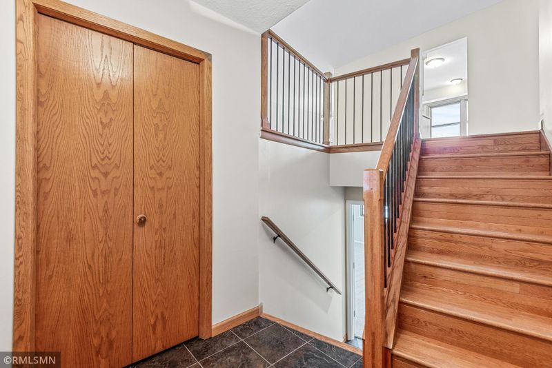 1979 Helena Ct, Oakdale, MN 55128