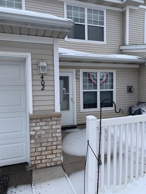 402 Hickory Ln N, Oakdale, MN 55128