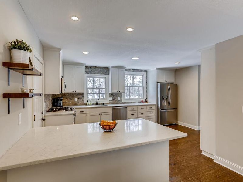 3915 Tonkawood Rd, Minnetonka, MN 55345