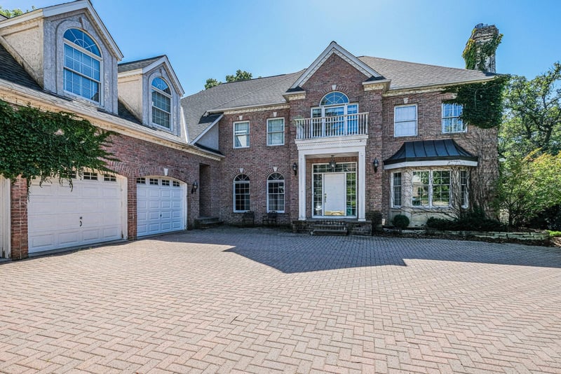 822 Bear Paw Trl, Eagan, MN 55123