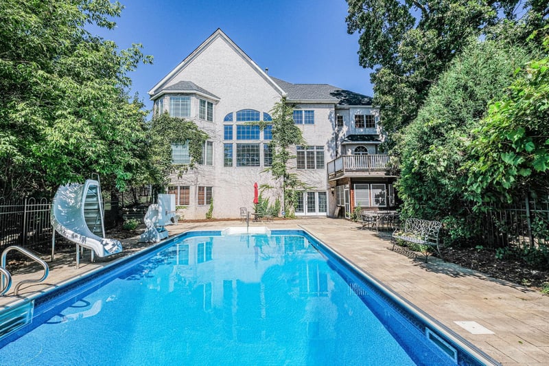 822 Bear Paw Trl, Eagan, MN 55123