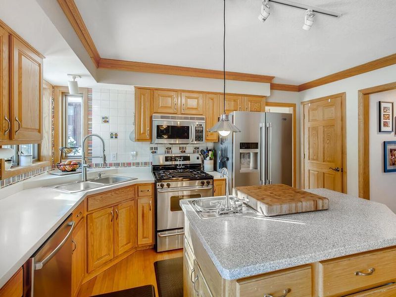 664 Apache Ln, Mendota Heights, MN 55120