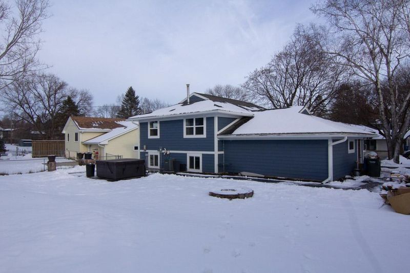 739 Zumbro Dr NW, Rochester, MN 55901