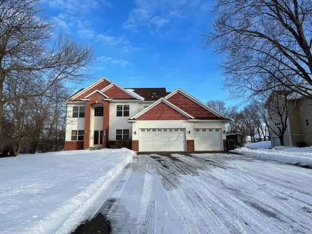 545 Iona Ln, Roseville, MN 55113