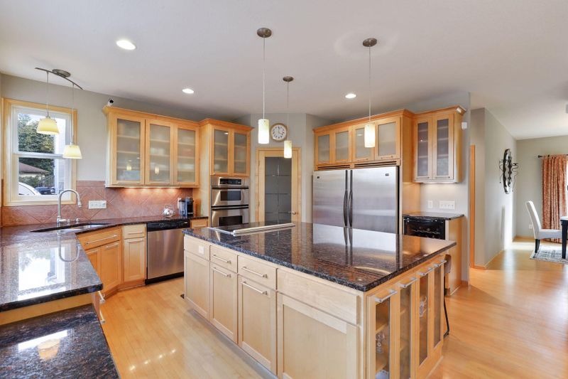 545 Iona Ln, Roseville, MN 55113