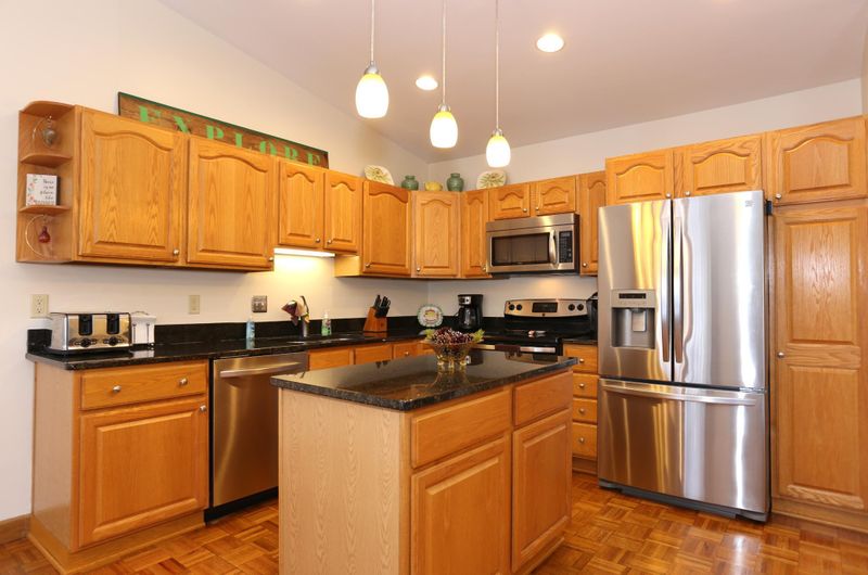 7001 Pima Ln, Chanhassen, MN 55317