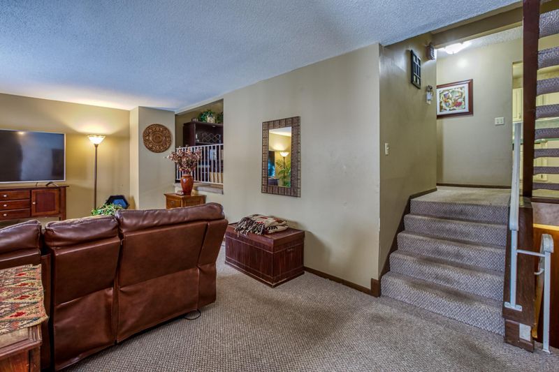 36 Birnamwood Dr, Burnsville, MN 55337