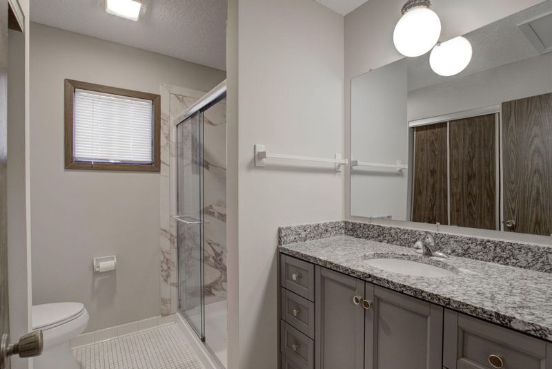 2226 Kings Valley Rd E, Golden Valley, MN 55427