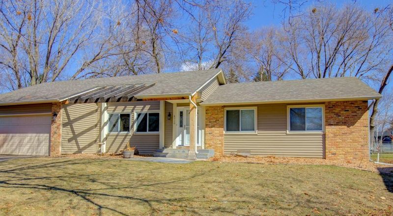 6920 Larch Ln N, Maple Grove, MN 55369