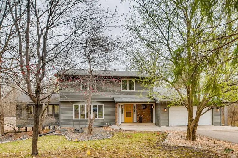 13828 Green Briar Dr, Minnetonka, MN 55305