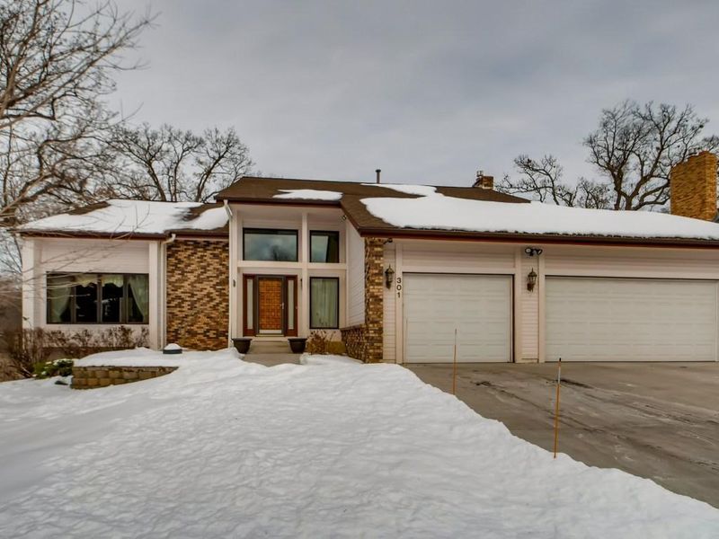 301 Timberline Trl, Vadnais Heights, MN 55127