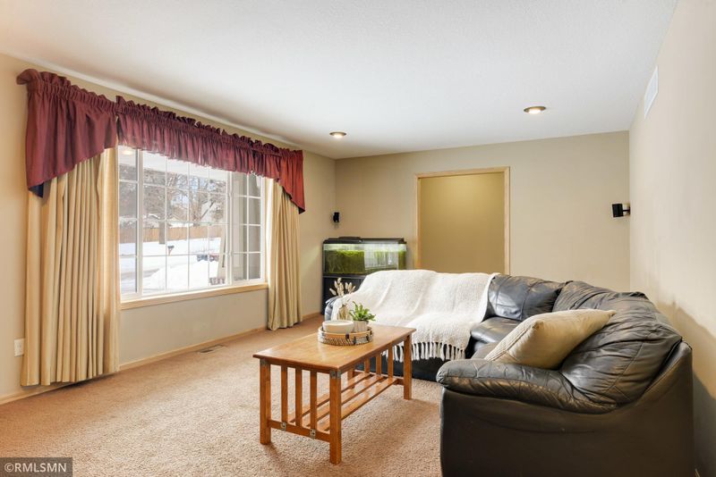 2647 Margaret Ave E, Maplewood, MN 55119