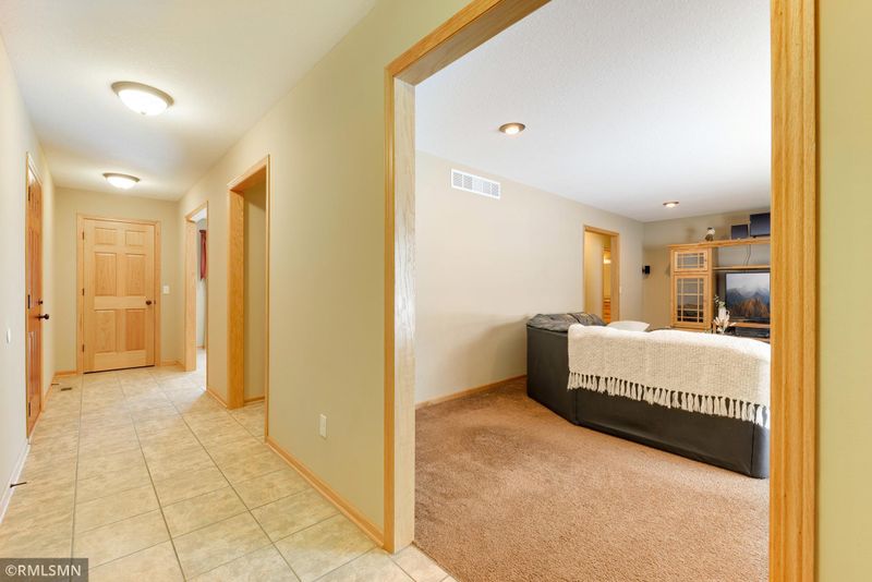 2647 Margaret Ave E, Maplewood, MN 55119