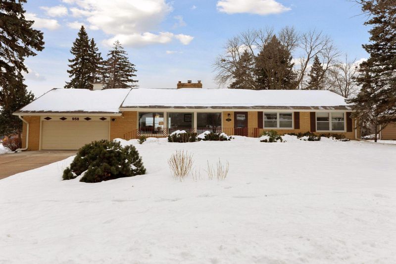 958 Edgewater Ave, Shoreview, MN 55126