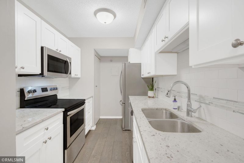 26 10th St W #911, Saint Paul, MN 55102