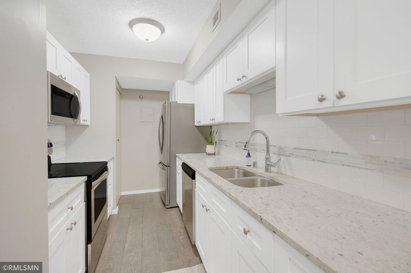 26 10th St W #911, Saint Paul, MN 55102