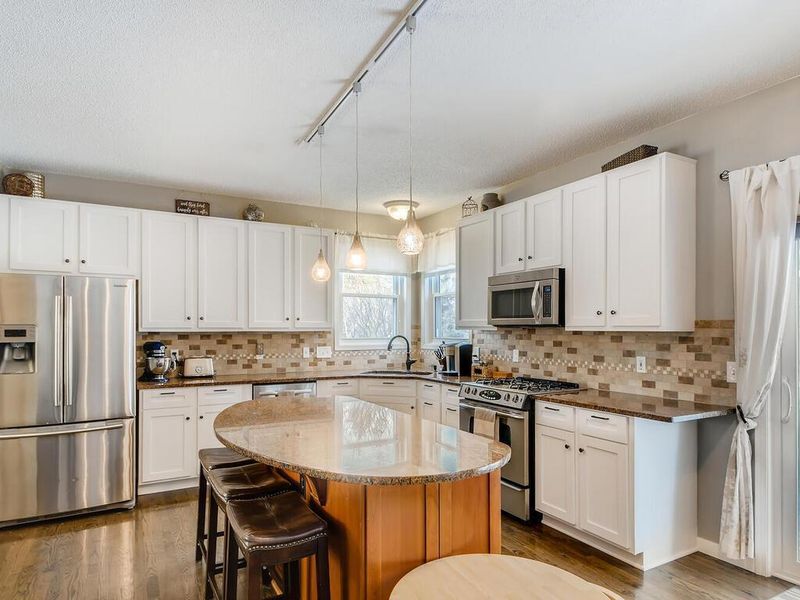 2704 Autumn Woods Dr, Chaska, MN 55318