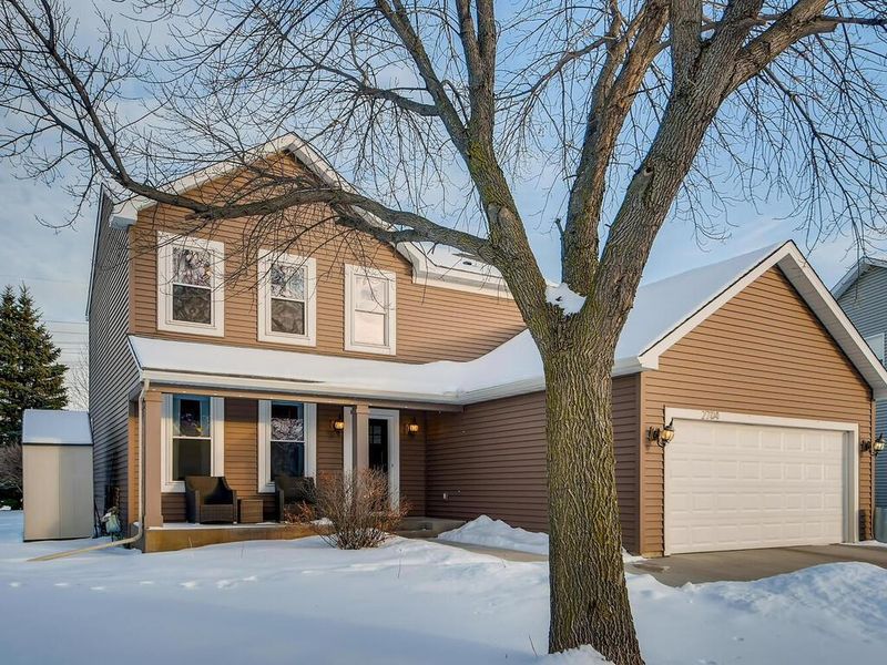 2704 Autumn Woods Dr, Chaska, MN 55318
