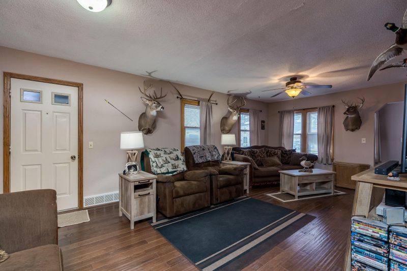 287 N Park Ave, Le Center, MN 56057