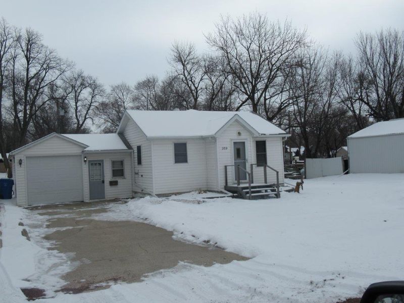 209 S Central Ave, Hills, MN 56138