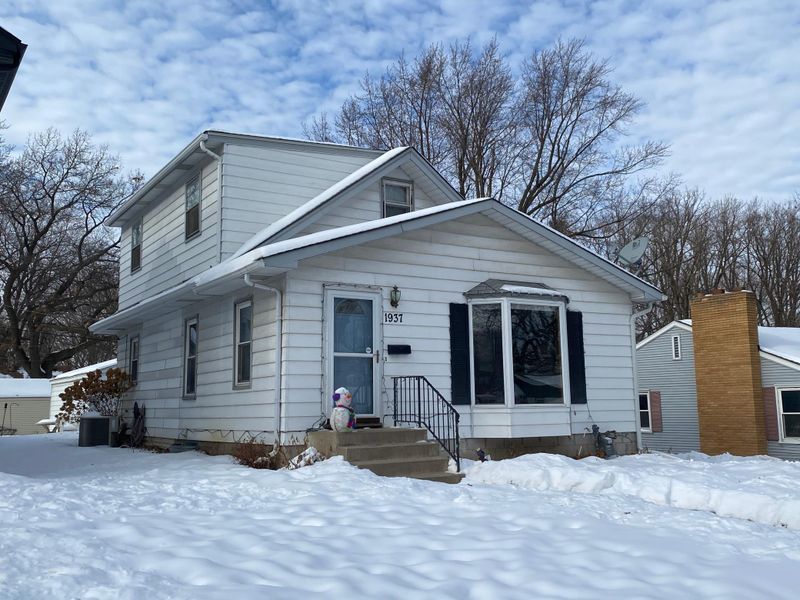 1937 Eustis St, Lauderdale, MN 55113