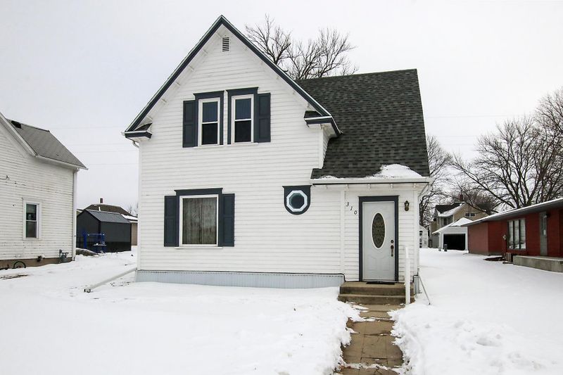 310 1st St SE, Fairfax, MN 55332