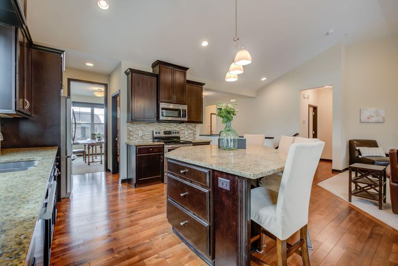 10725 Lyndale Bluffs Trl, Bloomington, MN 55420