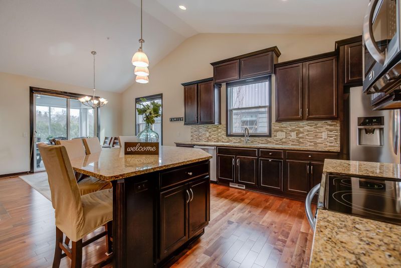 10725 Lyndale Bluffs Trl, Bloomington, MN 55420