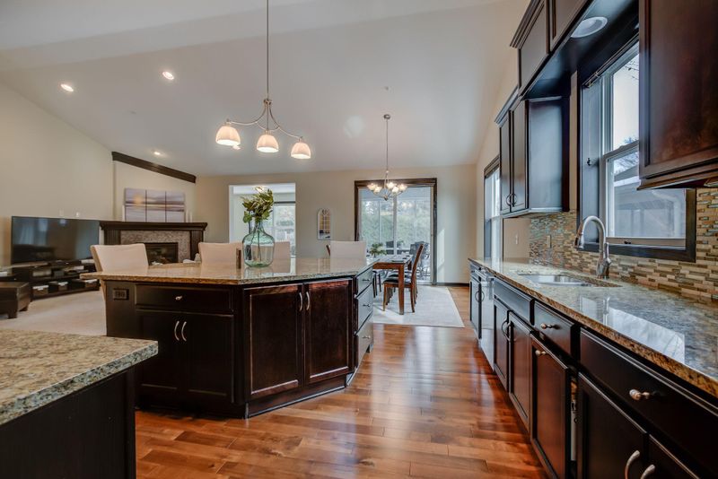10725 Lyndale Bluffs Trl, Bloomington, MN 55420