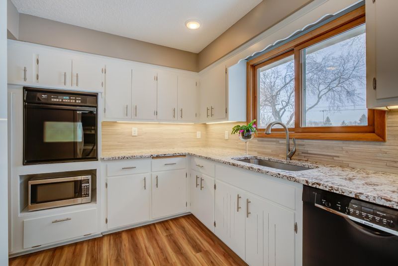 1785 Crestridge Ln, Eagan, MN 55122