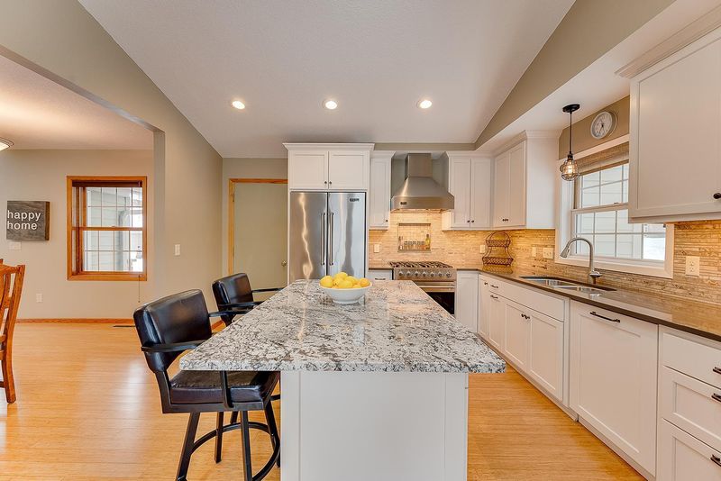 171 Fox Hollow Dr, Chanhassen, MN 55317