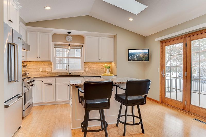 171 Fox Hollow Dr, Chanhassen, MN 55317