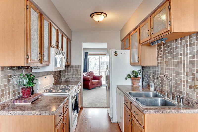 7679 Whitney Dr, Apple Valley, MN 55124
