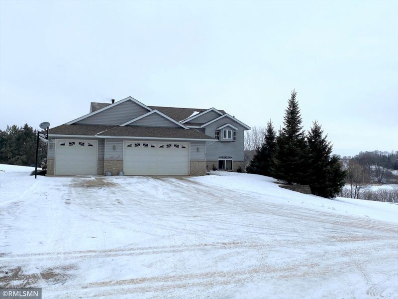 5375 Peloquin Ave NW, Annandale, MN 55302