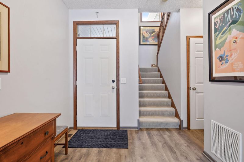 9455 Washington Cir, Chanhassen, MN 55317