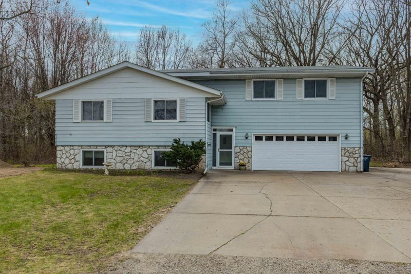 6127 252nd St, Wyoming, MN 55092