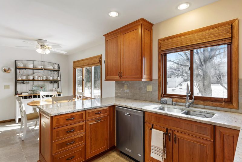 5717 Lois Ln, Edina, MN 55439