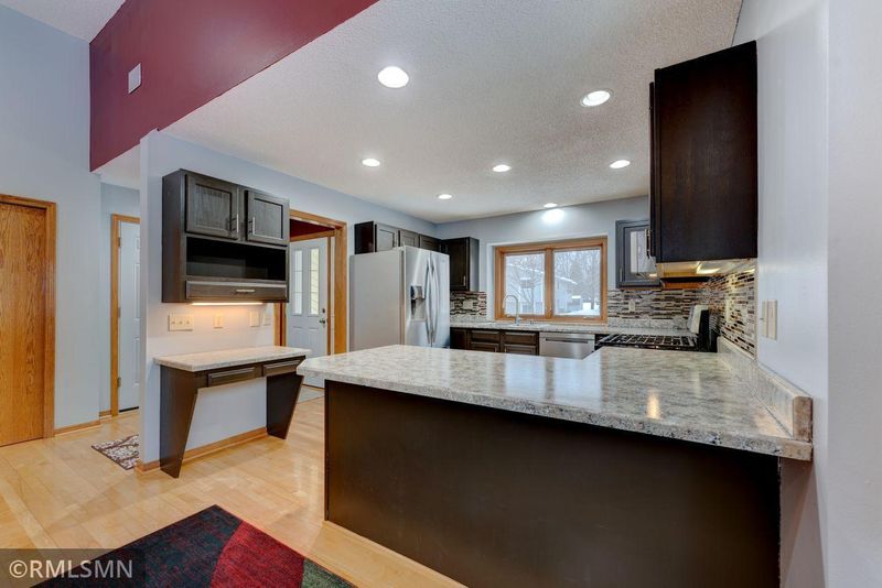 7539 Paulsen Dr, Eden Prairie, MN 55346
