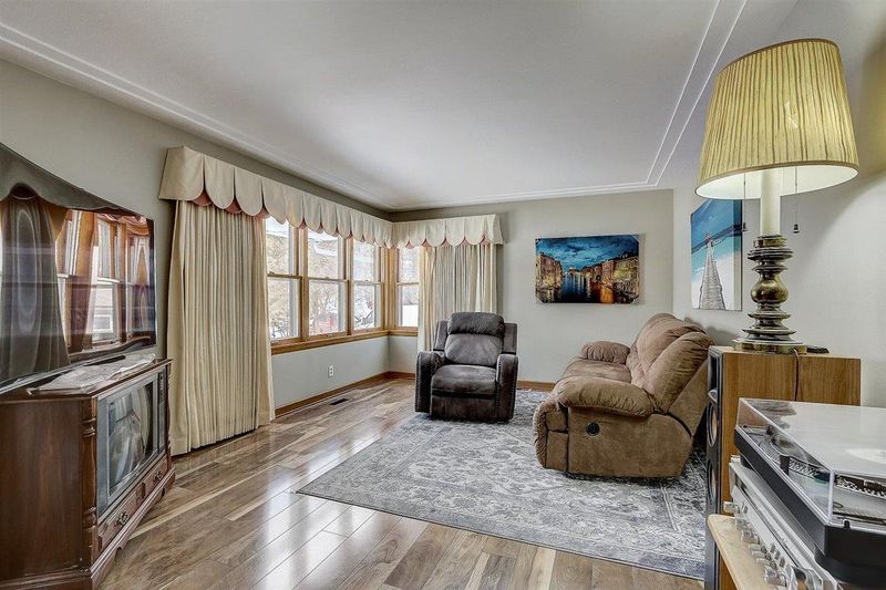 1858 Adele St, Maplewood, MN 55109