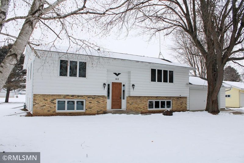 913 Woodlawn St, Le Sueur, MN 56058