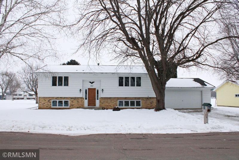 913 Woodlawn St, Le Sueur, MN 56058