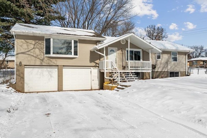 6968 35th St N, Oakdale, MN 55128