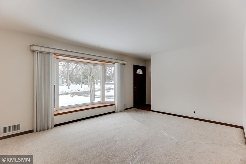 109 Downs Ave, Maplewood, MN 55117