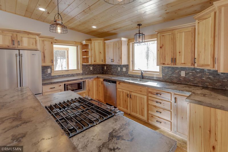13917 Shawkia Dr, Brainerd, MN 56401