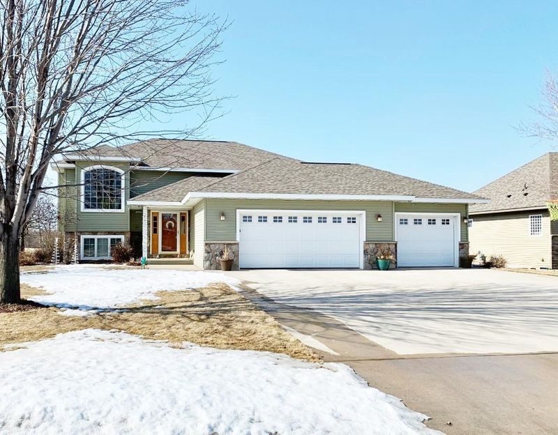 661 W River Dr, New London, MN 56273
