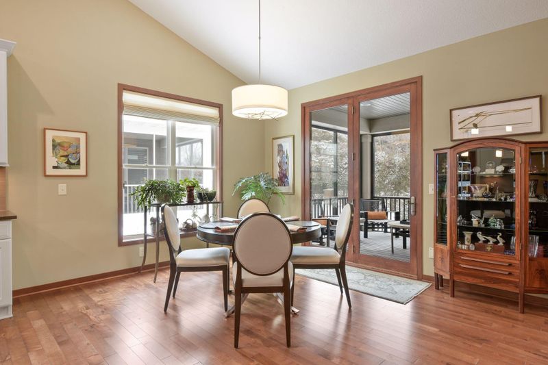 10727 Lyndale Bluffs Trl, Bloomington, MN 55420