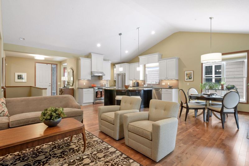 10727 Lyndale Bluffs Trl, Bloomington, MN 55420