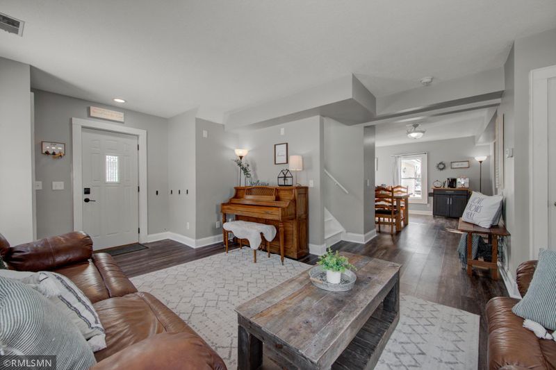 220 Maple Ave N, Annandale, MN 55302