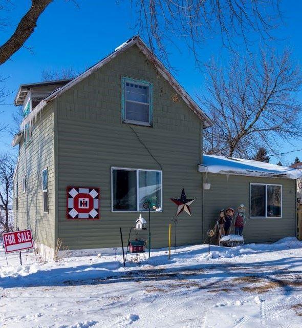 42 1st St, Easton, MN 56025