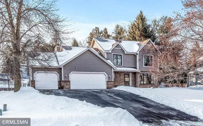 2560 Valley View Ave E, Maplewood, MN 55119